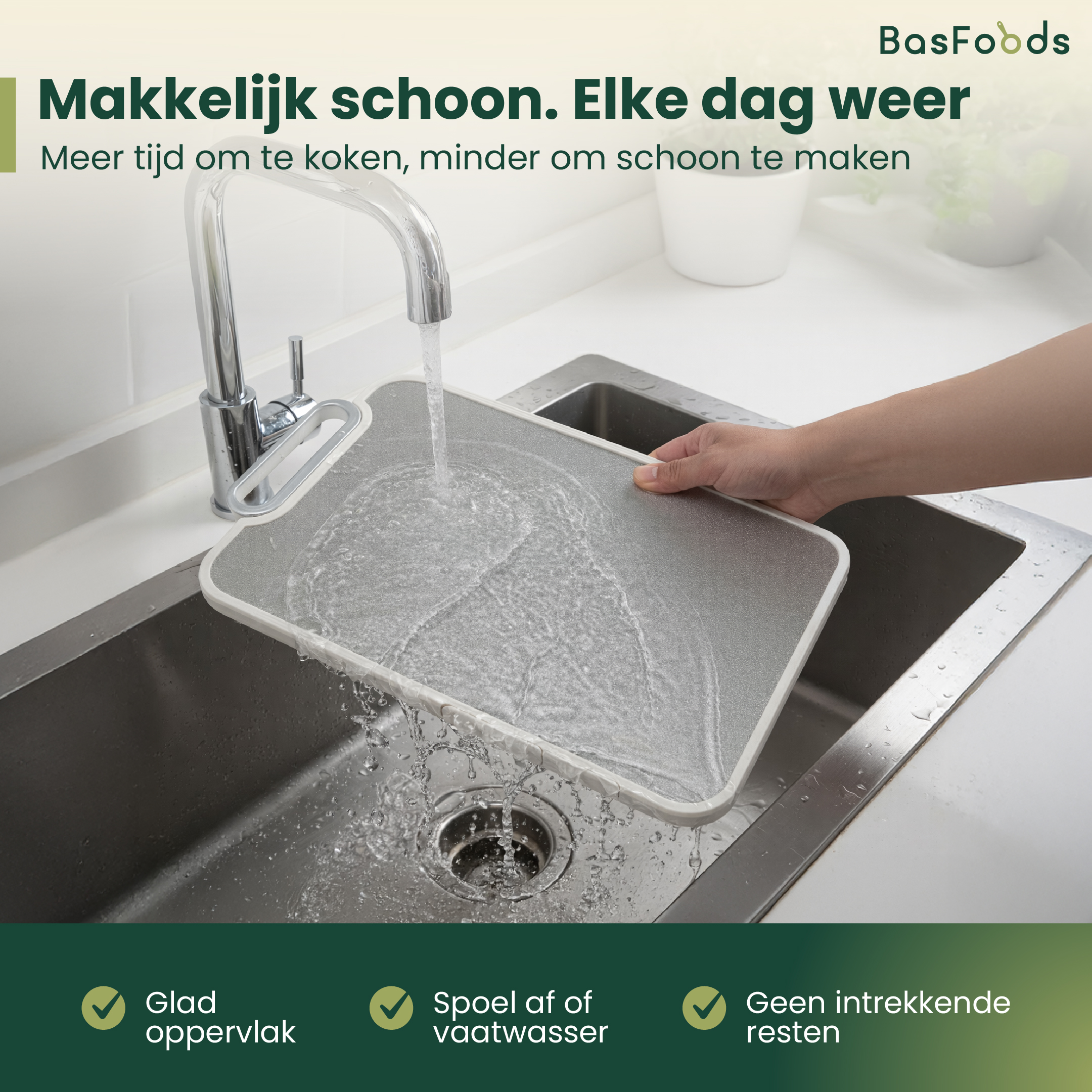 De BasFoods snijplank wordt afgespoeld onder de kraan