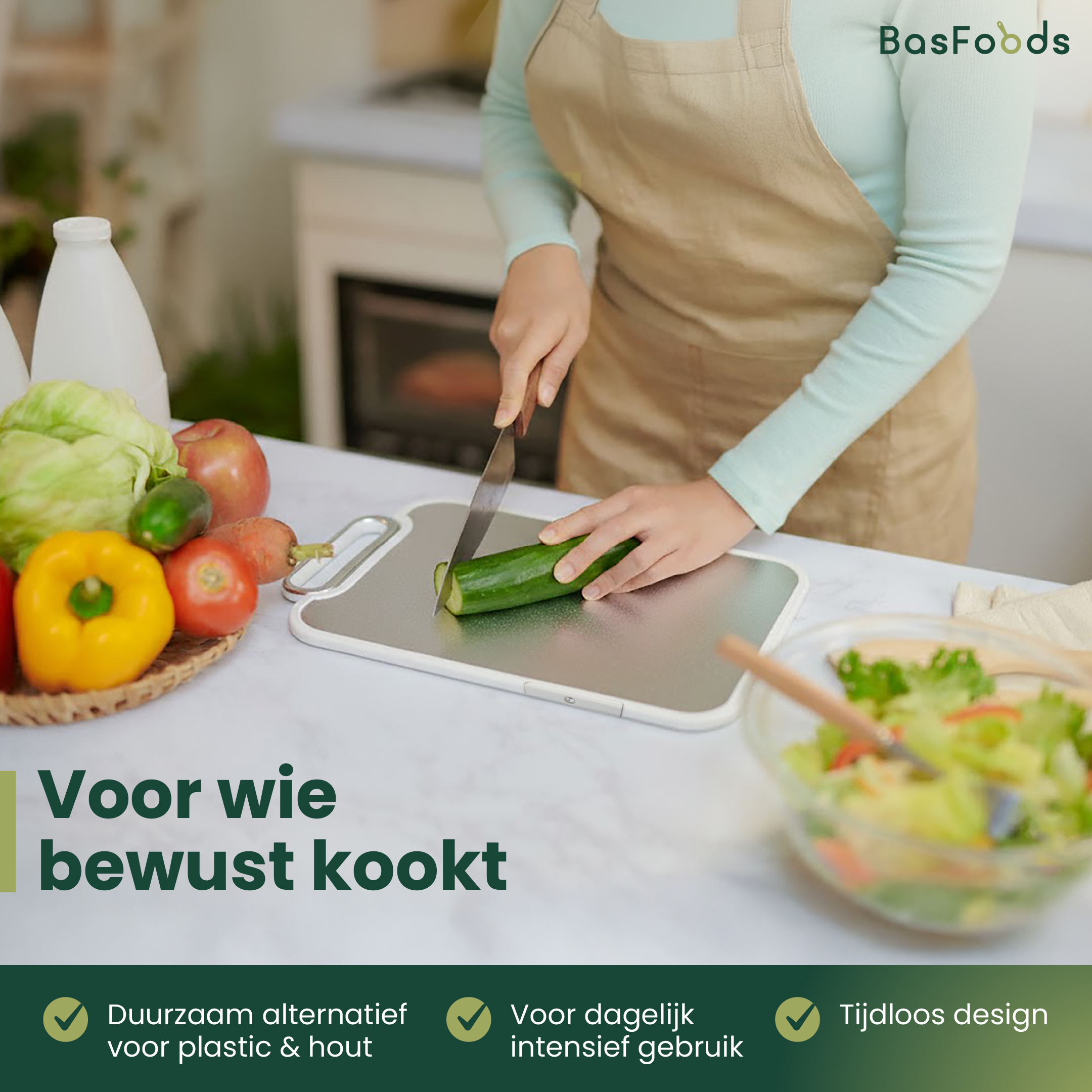 Iemand snijdt komkommer op de BasFoods snijplank in een lichte keuken